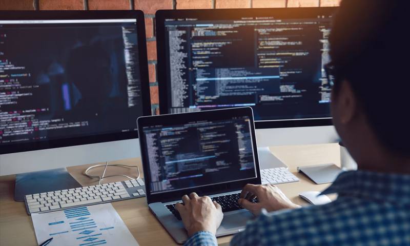 数据科学选型：R与Python如何赋能城区网站建设？